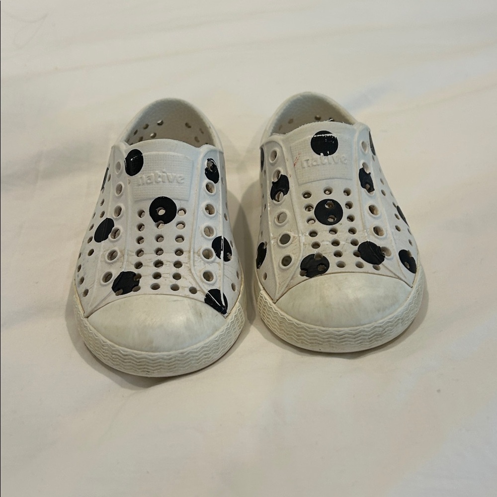 Native Jefferson size C5 Black and White polka dot Patterned Slip-Ons